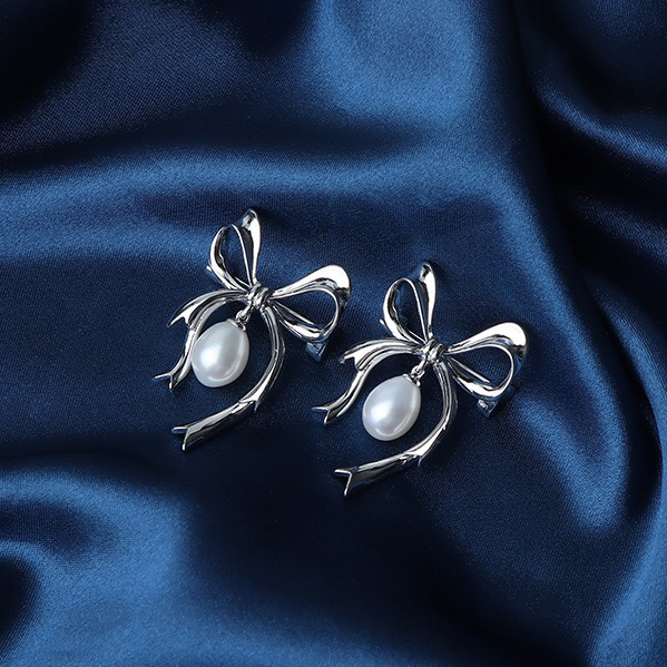 Elegant Pearl Brooch 