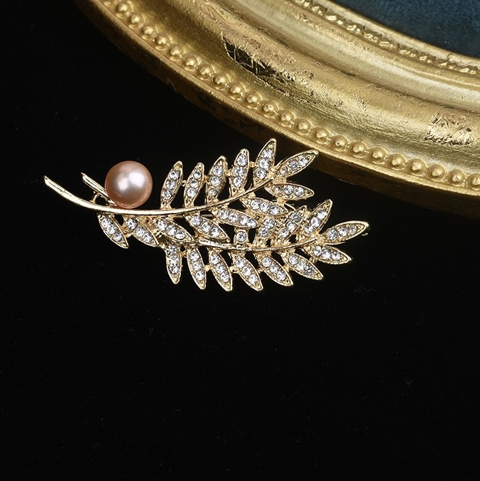 Elegant Leaf Brooch