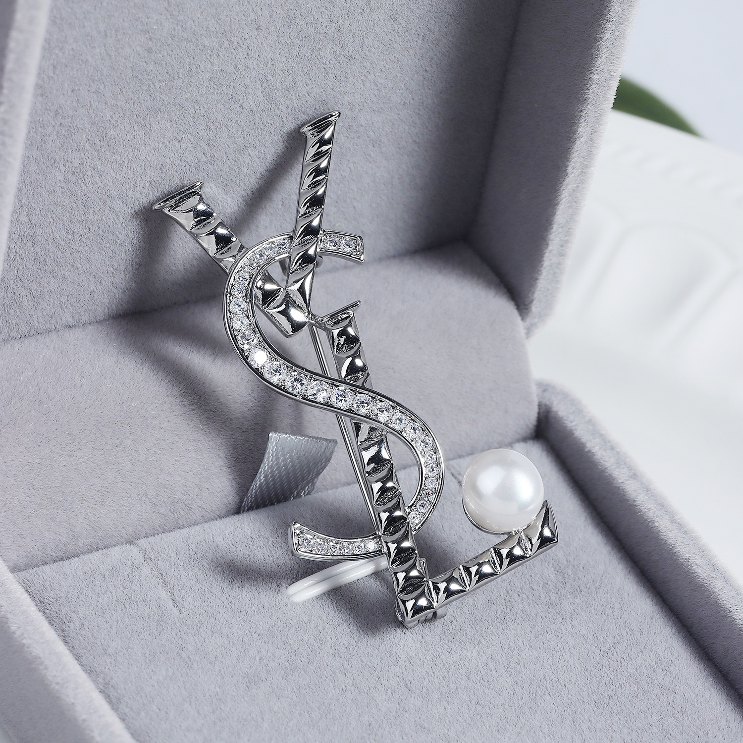 Elegant Gold and Diamond Brooch