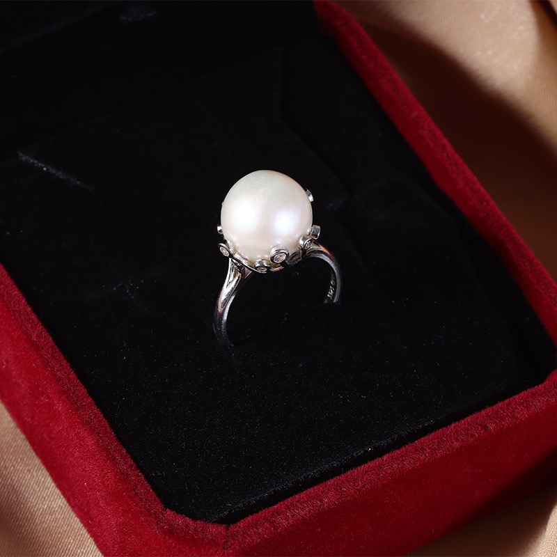 Elegant Pearl and Silver Ring