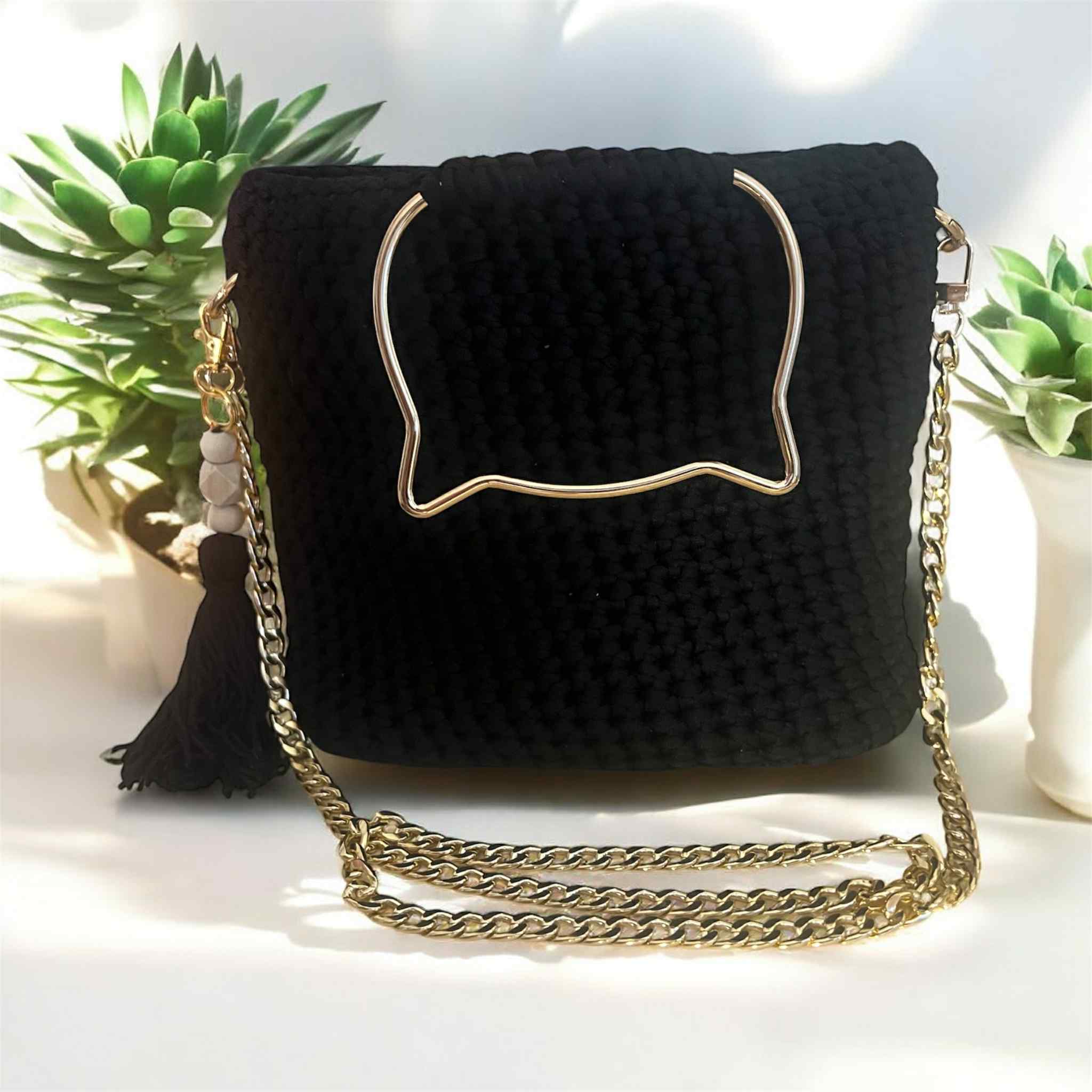 Sac à main noir avec poignée chat