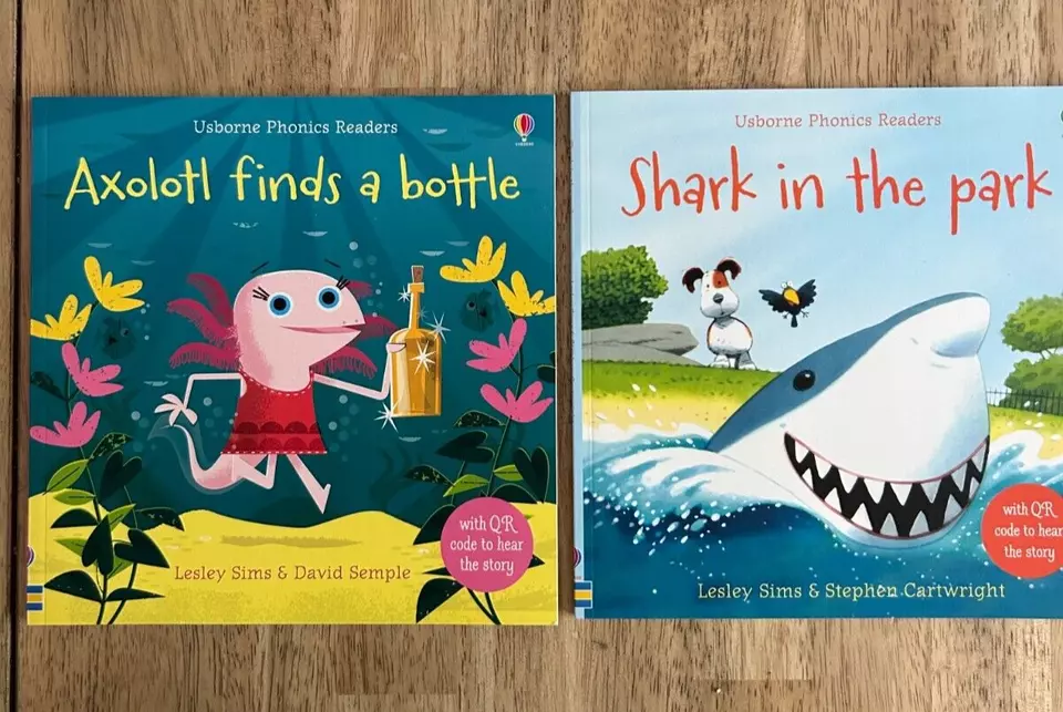 2 Phonics Readers by Usborne ~ Axoloti finds a bottle & Shark in the park ~ NEW!