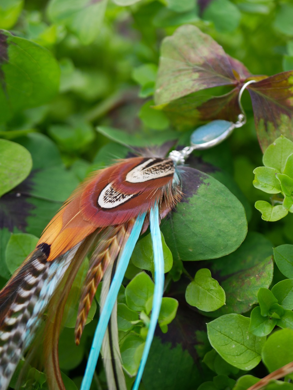 Boucle d'Oreille en Plumes Naturelles et Pierre semi-précieuse