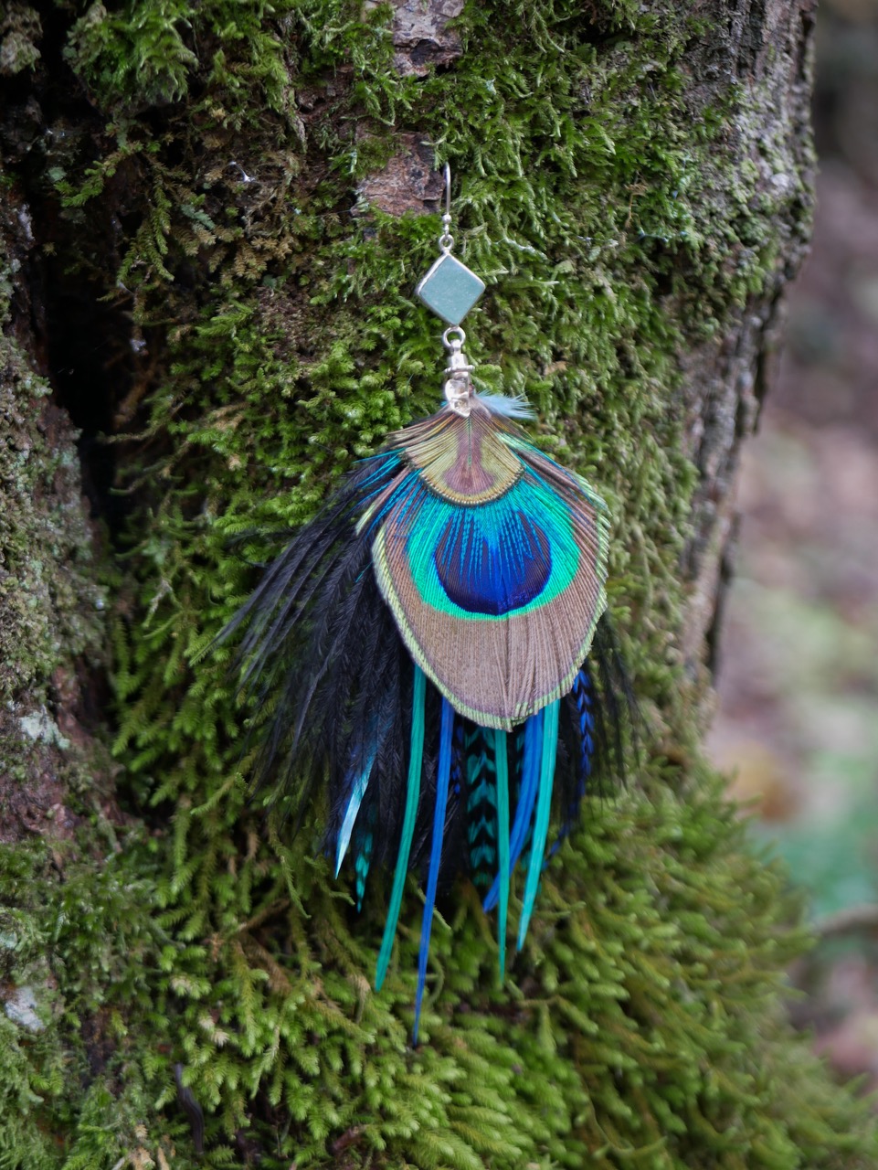 Mono-Boucle d'Oreille en Plumes Naturelles et Pierre semi-précieuse