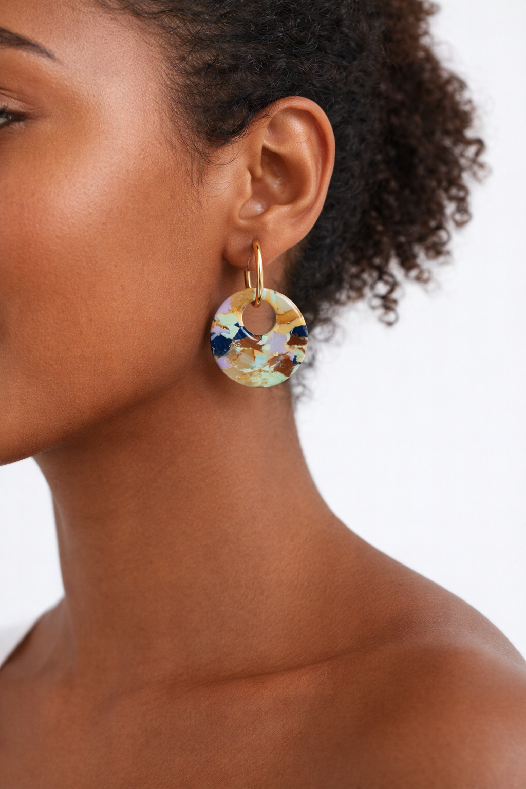 Brincos de aço e padrão multicolor 