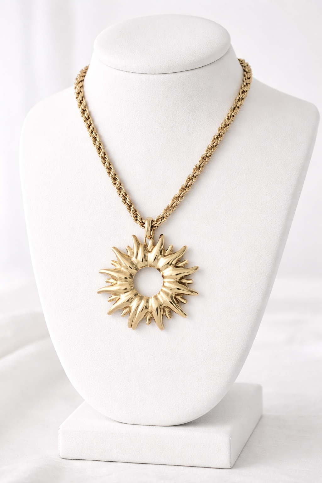 Colar de aço com pingente sol