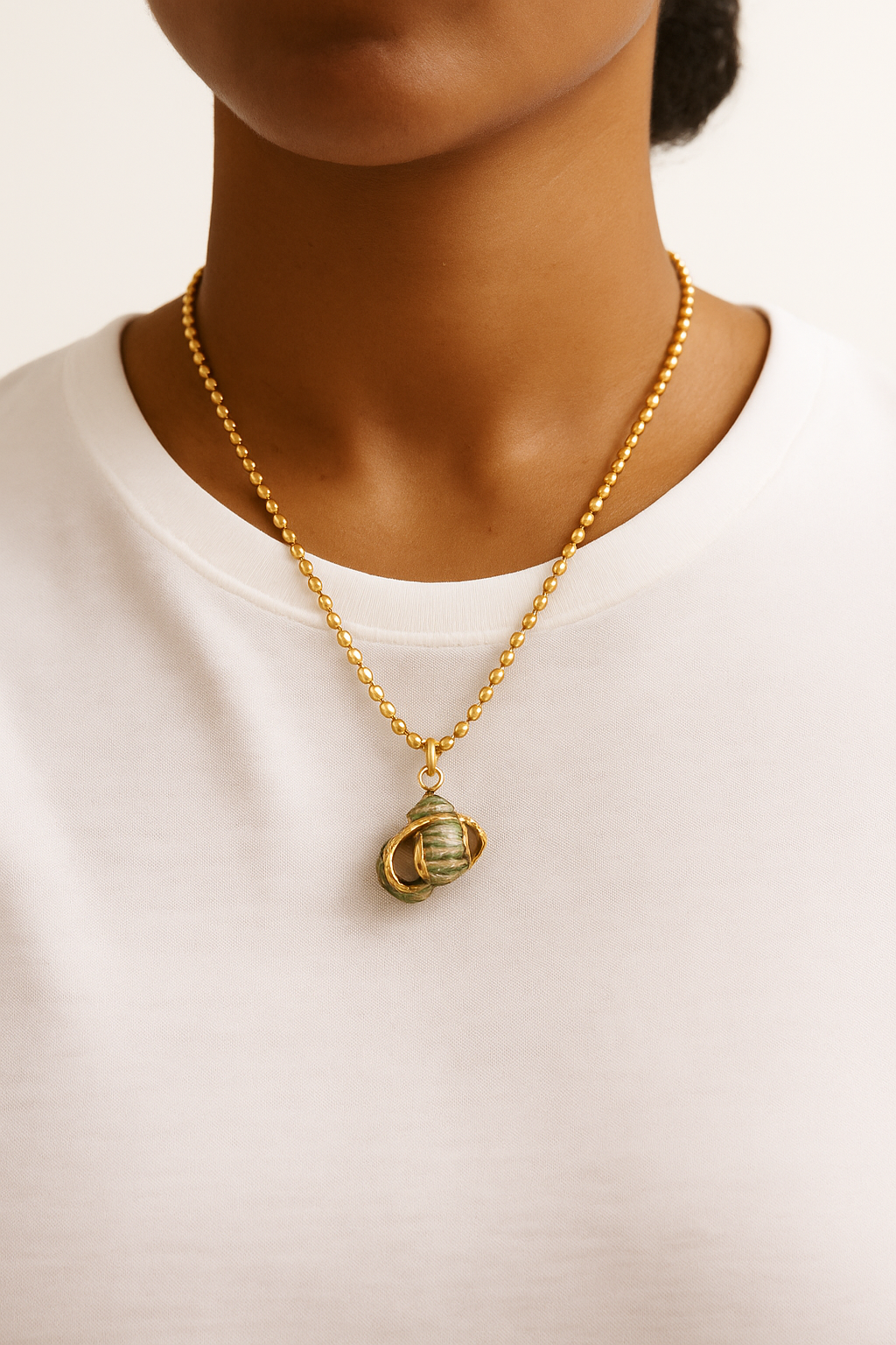 Colar  de aço com Pingente de caracol 