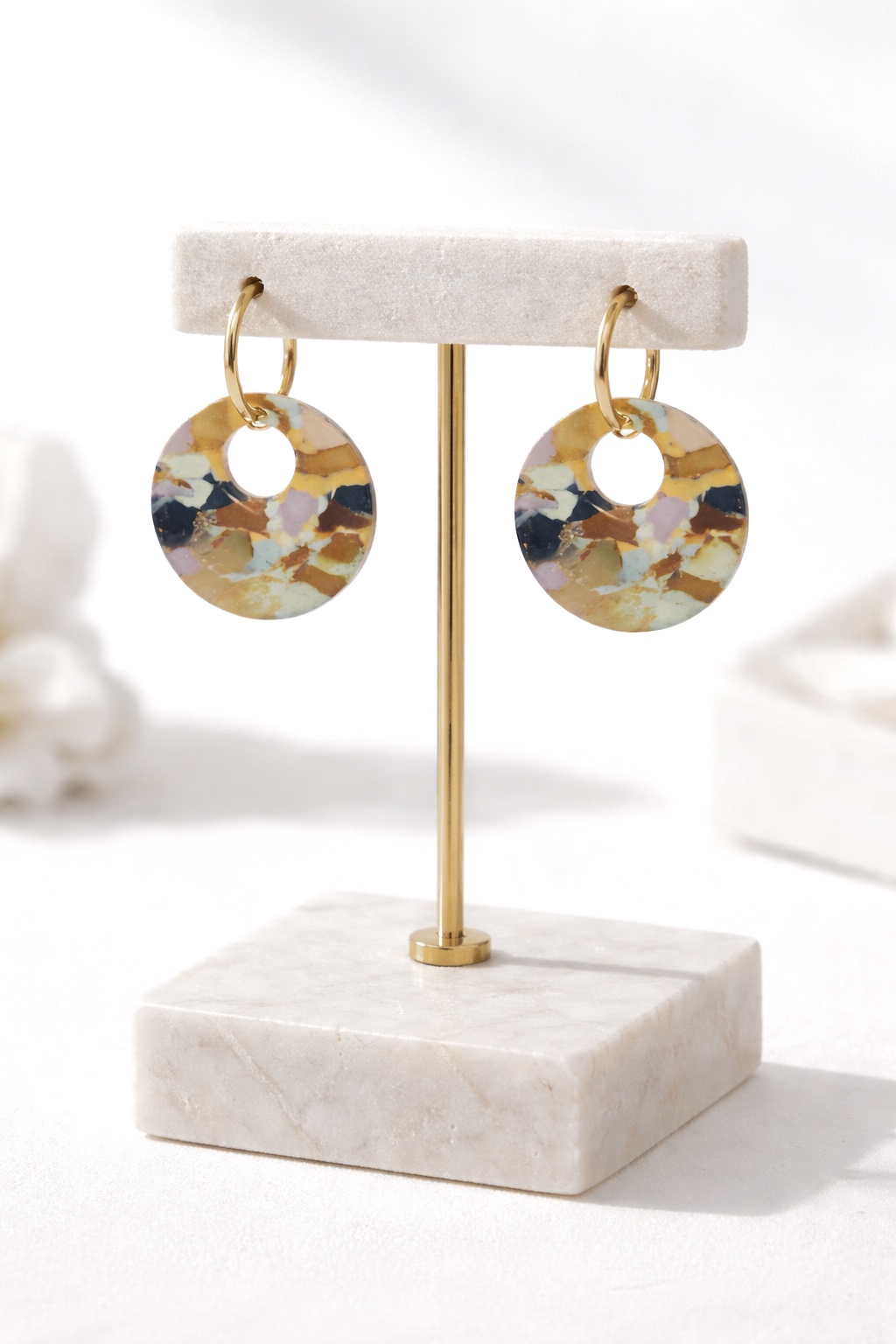 Brincos de aço e padrão multicolor 