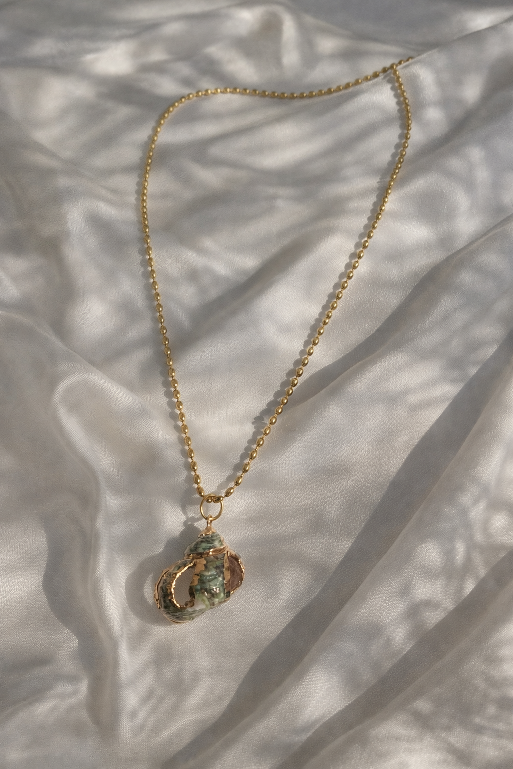 Colar  de aço com Pingente de caracol 