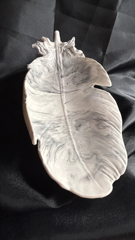 🪶 Vide-poche "Plume" en Jesmonite – effet marbré noir & blanc