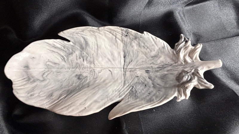 🪶 Vide-poche "Plume" en Jesmonite – effet marbré noir & blanc