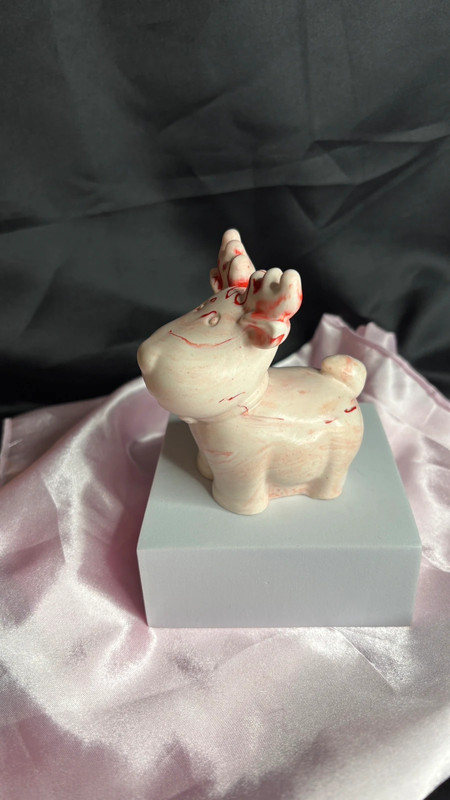 🦌 Renne en Jesmonite – Marbré blanc et rouge