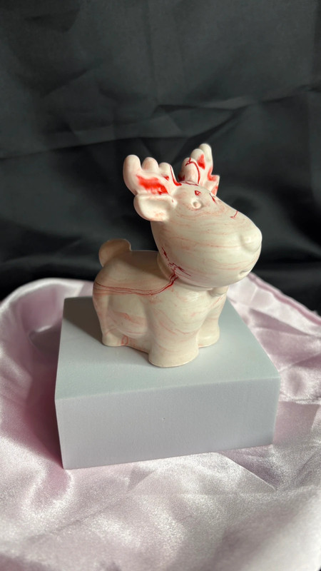 🦌 Renne en Jesmonite – Marbré blanc et rouge