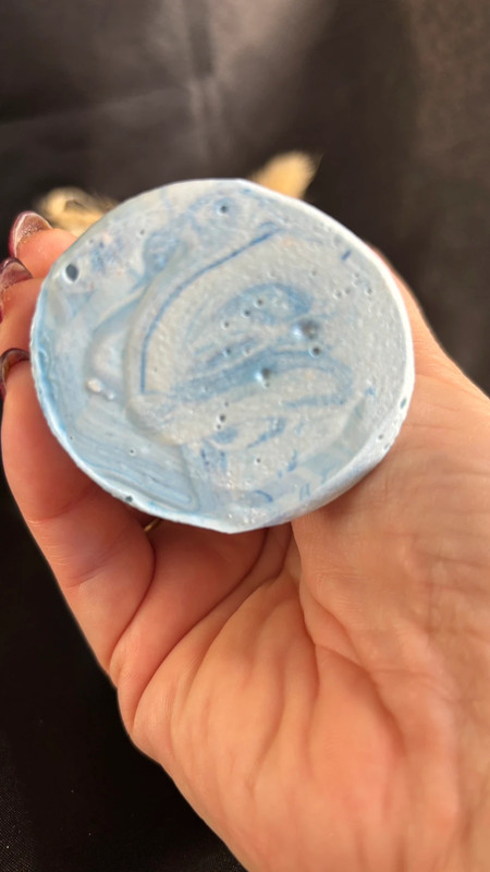 Vase Main en Jesmonite – Bleu Marbré