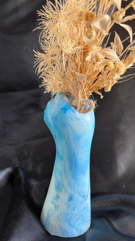 Vase Main en Jesmonite – Bleu Marbré