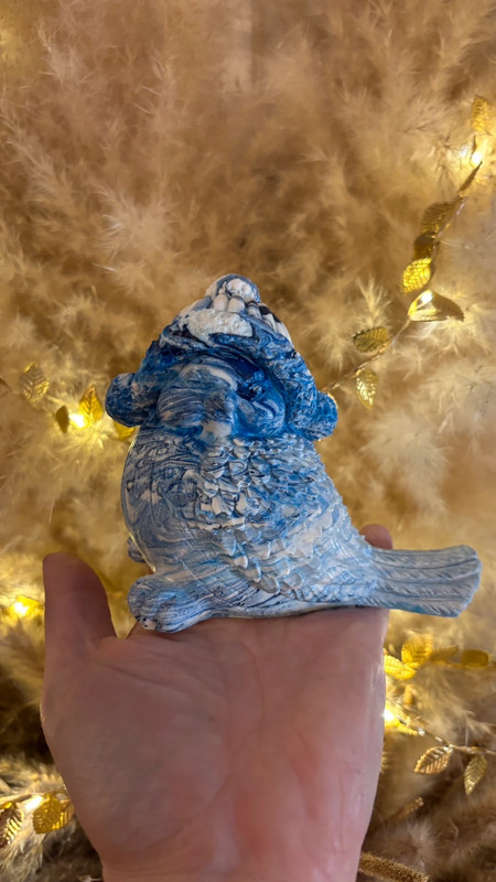 🐦 Oiseau avec bonnet d’hiver en jesmonite – Fait main
