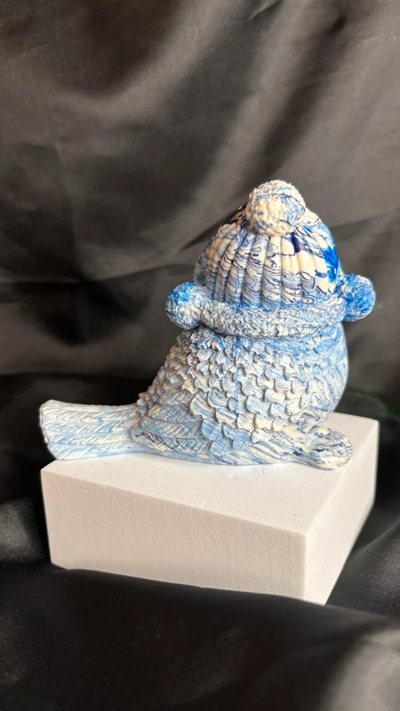 🐦 Oiseau avec bonnet d’hiver en jesmonite – Fait main