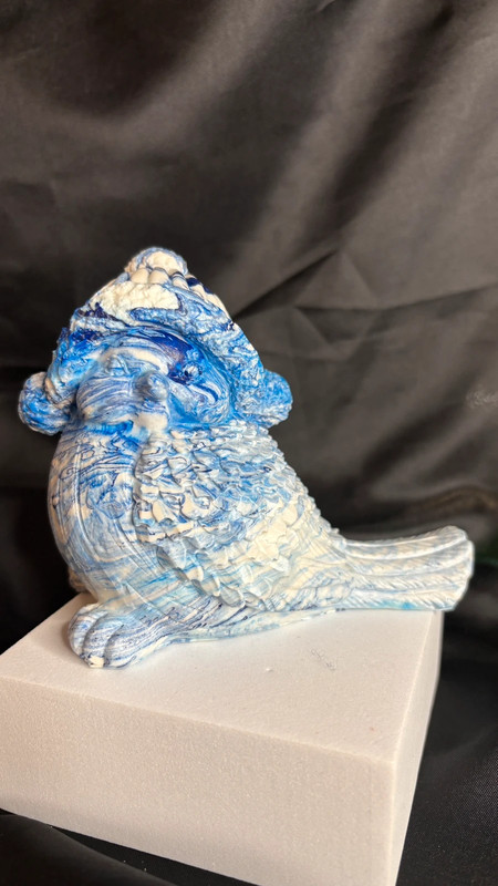 🐦 Oiseau avec bonnet d’hiver en jesmonite – Fait main