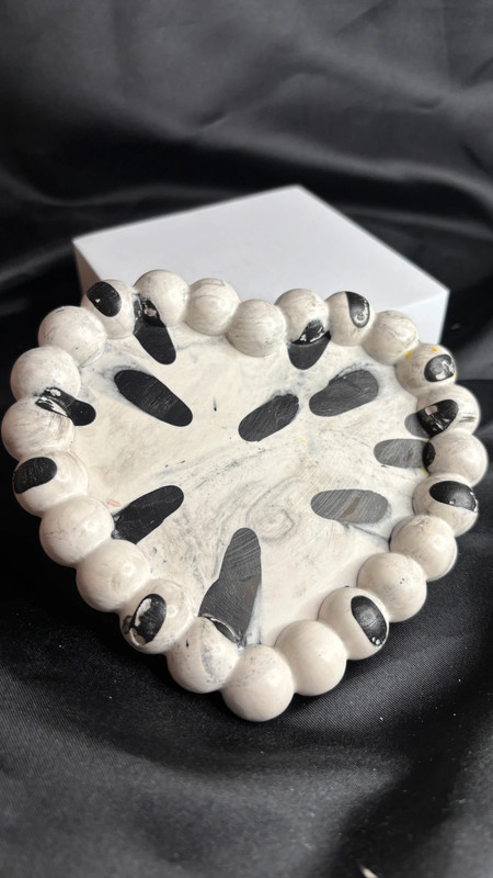 🖐️ Vide-poche en Jesmonite – Design Cœur Noir & Blanc