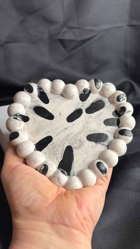 🖐️ Vide-poche en Jesmonite – Design Cœur Noir & Blanc