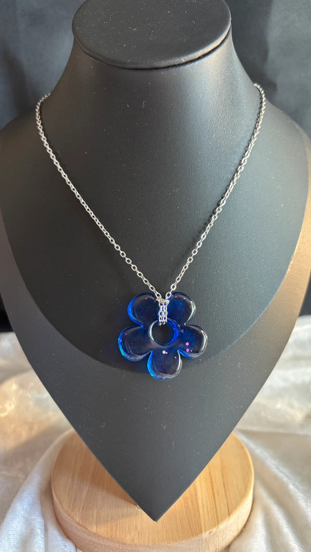 🌸 Collier avec fleur en résine époxy – Fait main