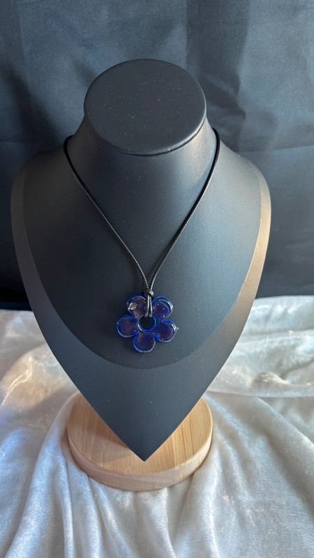 🌸 Collier avec fleur en résine époxy – Fait main