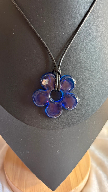 🌸 Collier avec fleur en résine époxy – Fait main