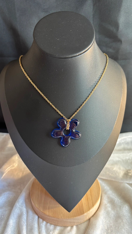 🌸 Collier avec fleur en résine époxy – Fait main