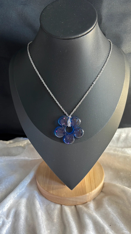 🌸 Collier avec fleur en résine époxy – Fait main