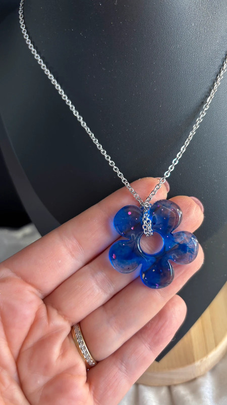 🌸 Collier avec fleur en résine époxy – Fait main