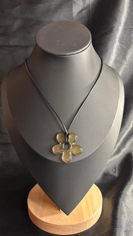🌸 Collier avec fleur en résine époxy – Fait main