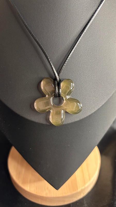 🌸 Collier avec fleur en résine époxy – Fait main