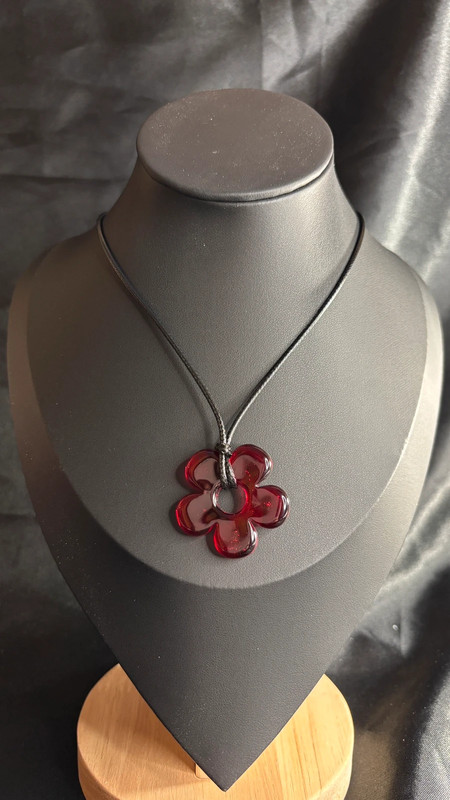 🌸 Collier avec fleur en résine époxy – Fait main