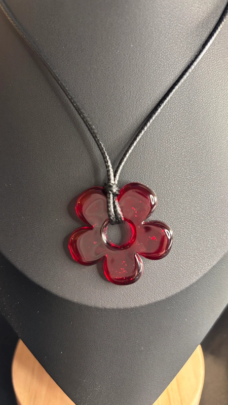 🌸 Collier avec fleur en résine époxy – Fait main
