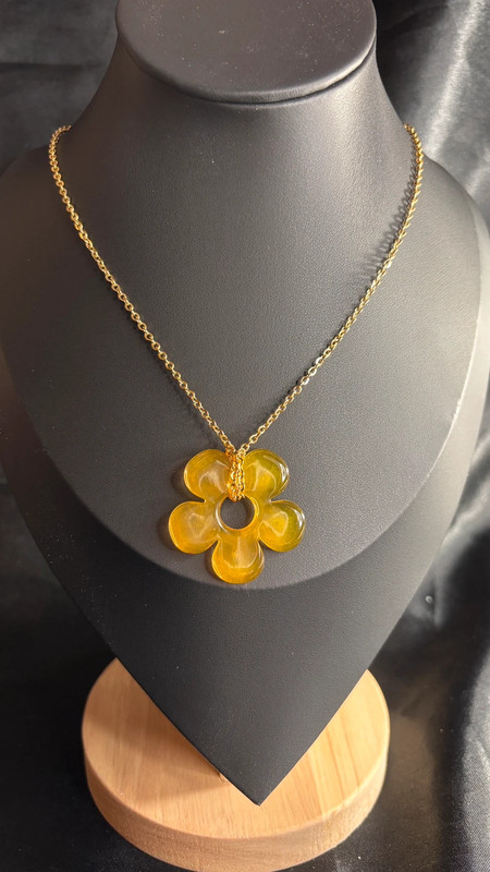 🌸 Collier avec fleur en résine époxy – Fait main