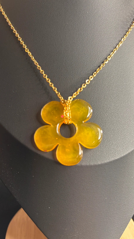🌸 Collier avec fleur en résine époxy – Fait main