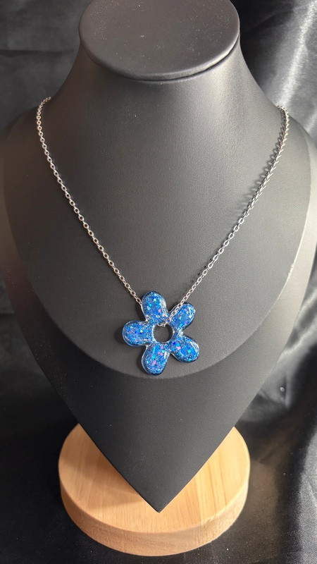 🌸 Collier avec fleur en résine époxy – Fait main
