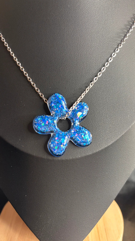 🌸 Collier avec fleur en résine époxy – Fait main