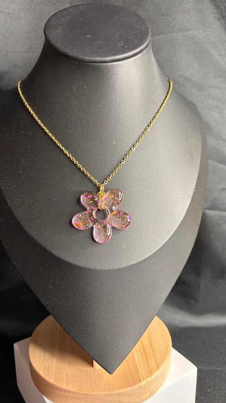 🌸 Collier avec fleur en résine époxy – Fait main
