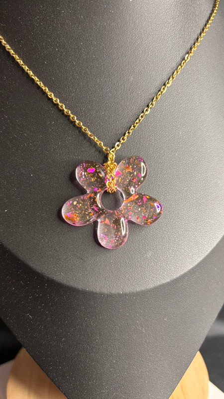 🌸 Collier avec fleur en résine époxy – Fait main