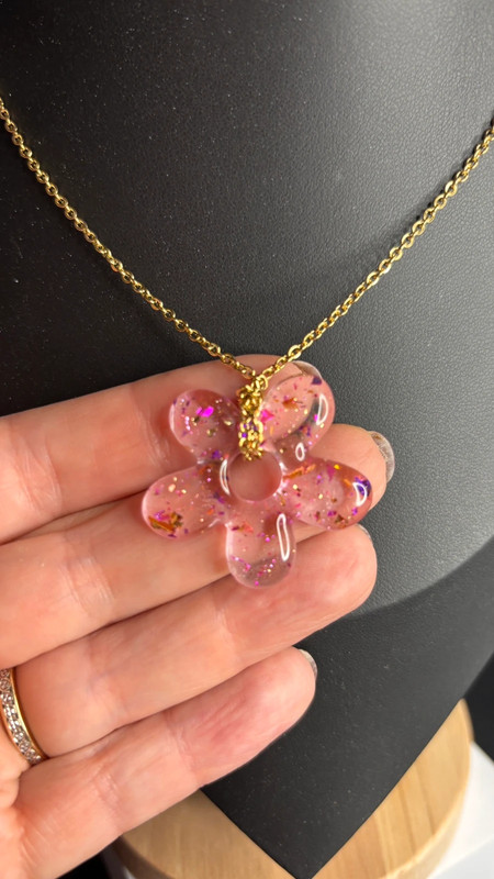🌸 Collier avec fleur en résine époxy – Fait main