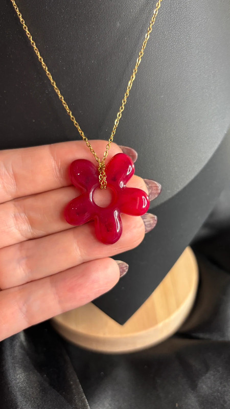 🌸 Collier avec fleur en résine époxy – Fait main