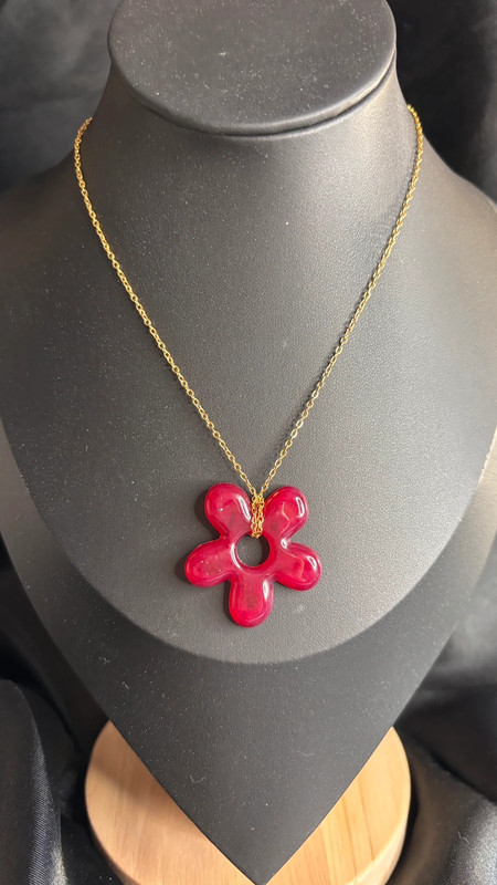 🌸 Collier avec fleur en résine époxy – Fait main