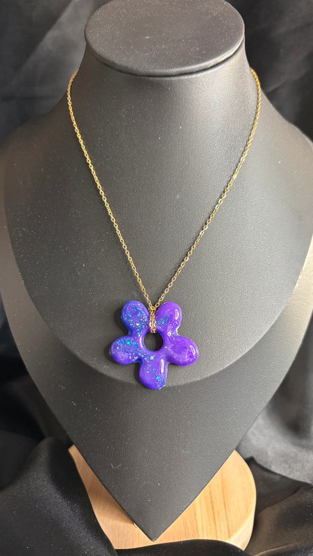 🌸 Collier avec fleur en résine époxy – Fait main