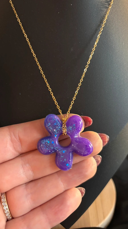 🌸 Collier avec fleur en résine époxy – Fait main