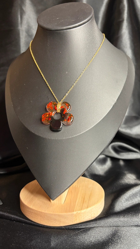 🌸 Collier avec fleur en résine époxy – Fait main