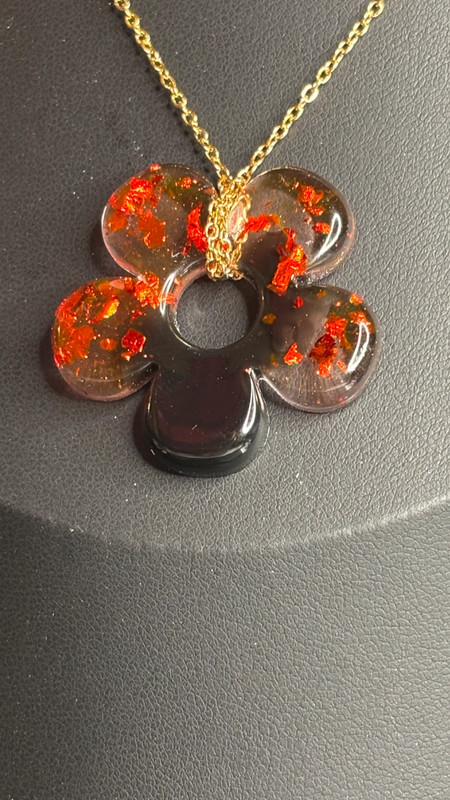 🌸 Collier avec fleur en résine époxy – Fait main