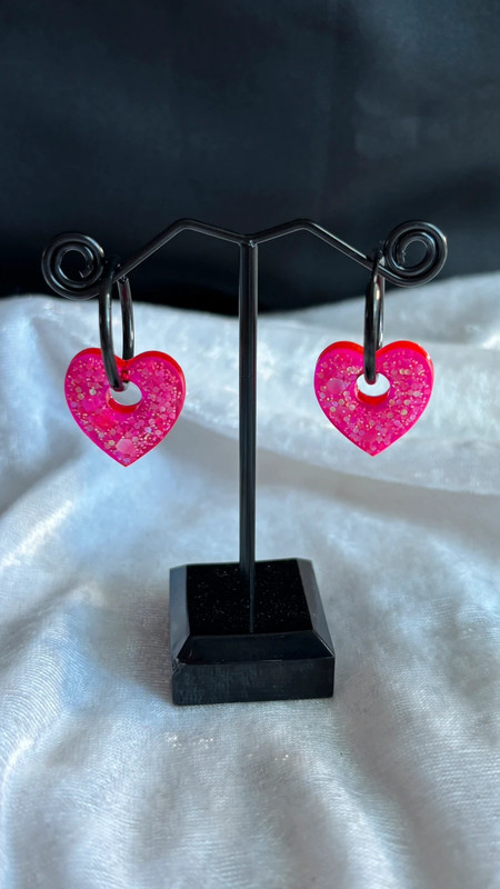 Boucles d’oreilles cœur en résine époxy – Fait main