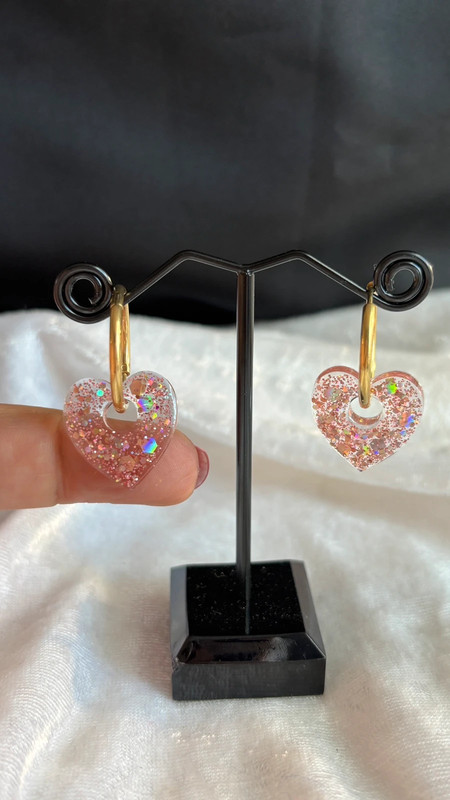 Boucles d’oreilles cœur en résine époxy – Fait main
