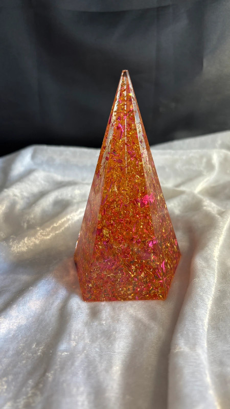 Porte-bague pyramide en résine époxy – Fait main